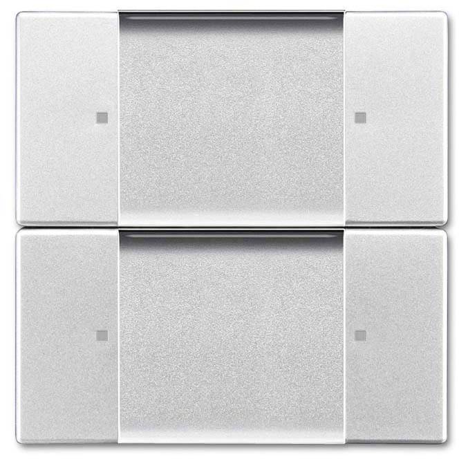 En sølvfarvet dobbelt lysomskifter med minimalistisk design, der har to vandrette paneler med en lille kvadratisk indikator på hvert panel.