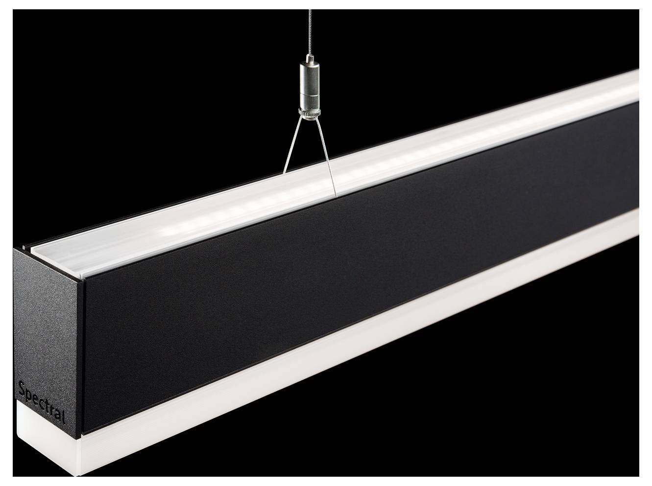 Suspenderet rektangulær sort og hvid LED-lysfittings hængende i kabler på sort baggrund.