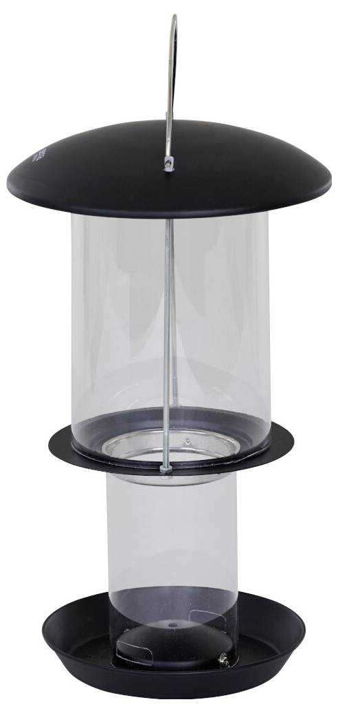 En cylindrisk fuglekasse af sort og klar plast med et metalhanktag og to runde pindestænger, hvor fugle kan spise fra.