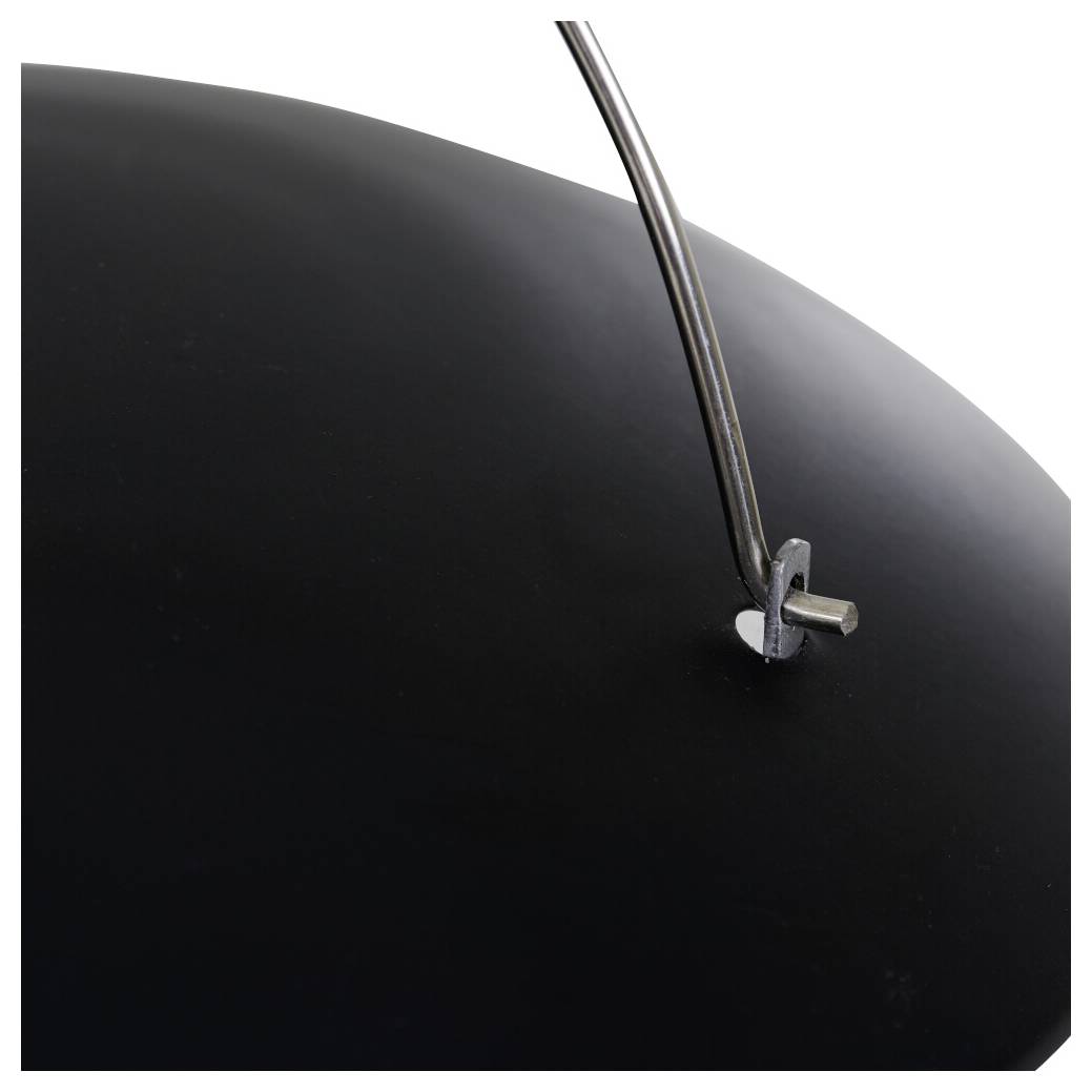 Nærbillede af en sort overflade fastgjort til en slank metallisk stang, der viser del af et objekt med minimalistisk design.