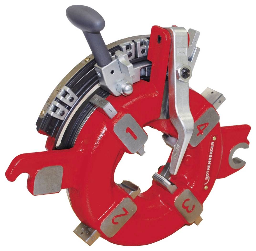 Et rødt rørskæreværktøj med et håndtag og en sølvfarvet justeringshendel, designet til præcis rørskæring ved VVS- eller byggearbejde.