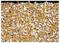 Nærbillede af spredte, sønderrevne orange og hvide papirstrimler, der danner et tekstureret mønster hen over billedet.