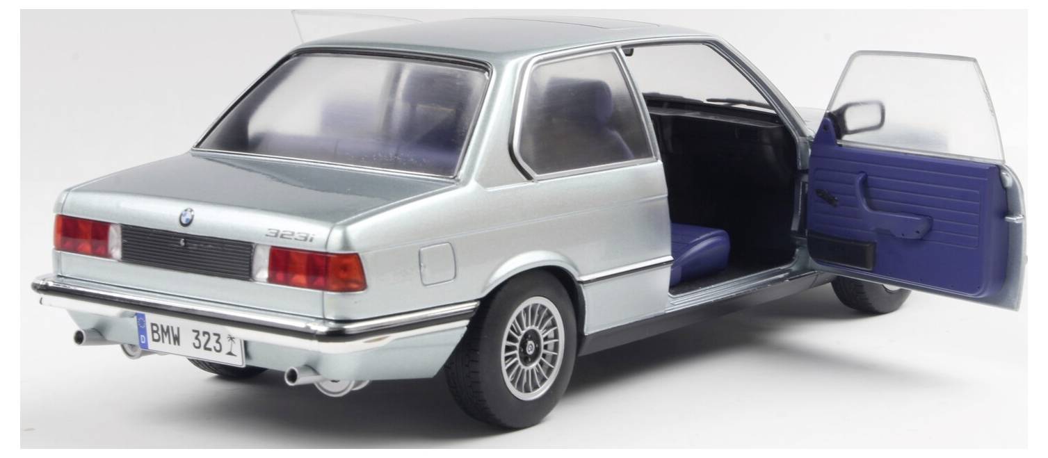 En støbt model af en klassisk BMW-bil med åbne døre, som viser detaljeret interiør- og eksteriørdesign.