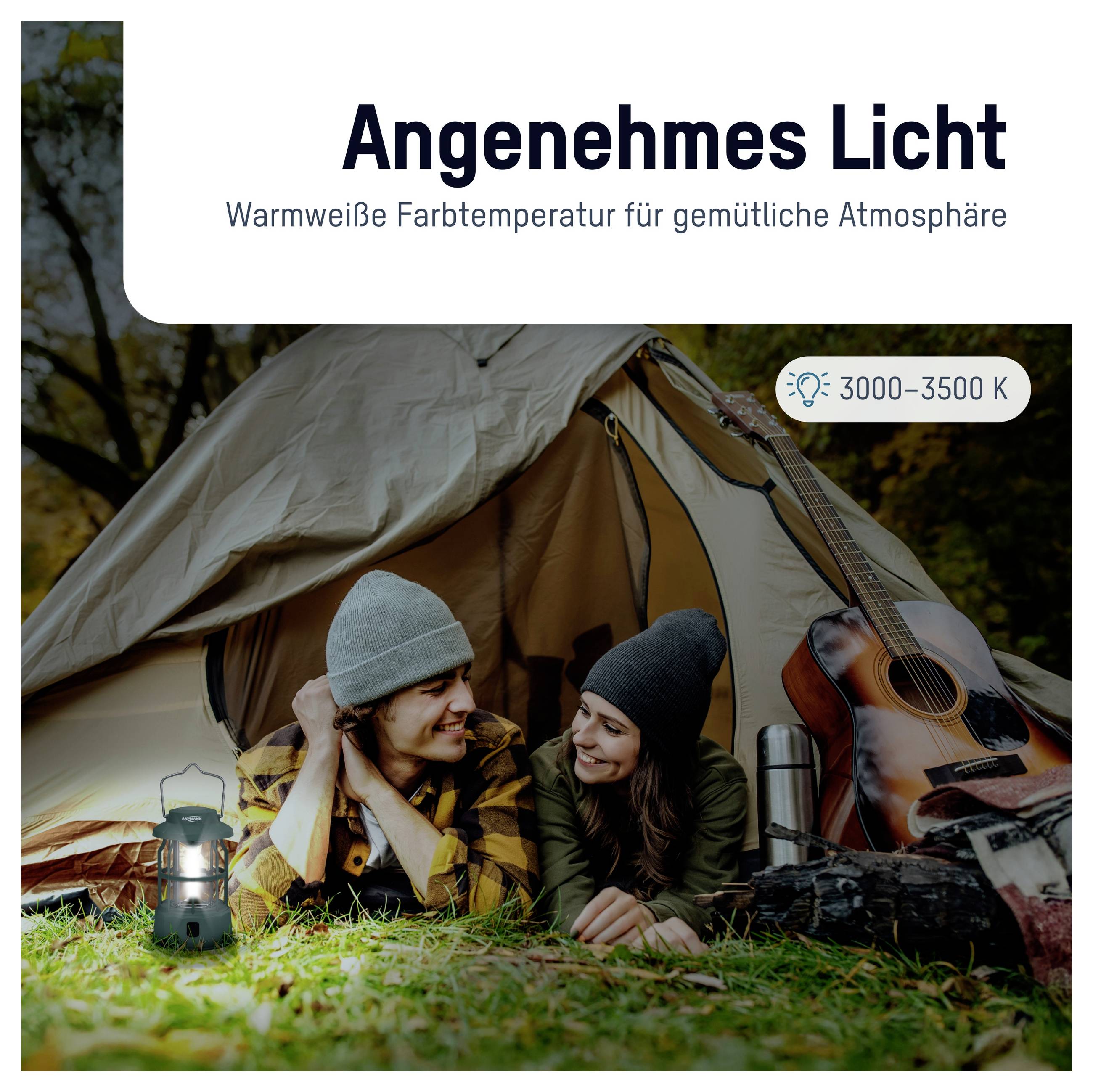 Et par sidder lykkeligt foran et telt udendørs ved siden af en campinglampe. Teksten fremhæver 'Behagelig belysning' med en varm hvid atmosfære.