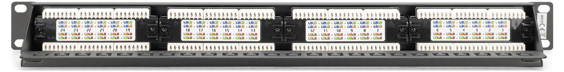 'Et patchpanel med rækker af RJ45-porte og farvekodede ledningsetiketter til organisering af netværkskabler.'