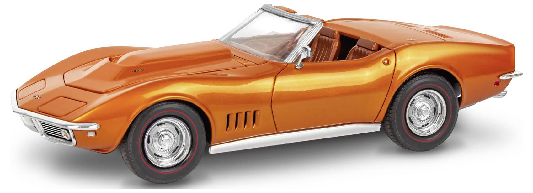 En orange klassisk cabriolet sportsvogn med en strømlinet design, kromfælge og lav profil, sandsynligvis en model fra slutningen af 1960'erne.