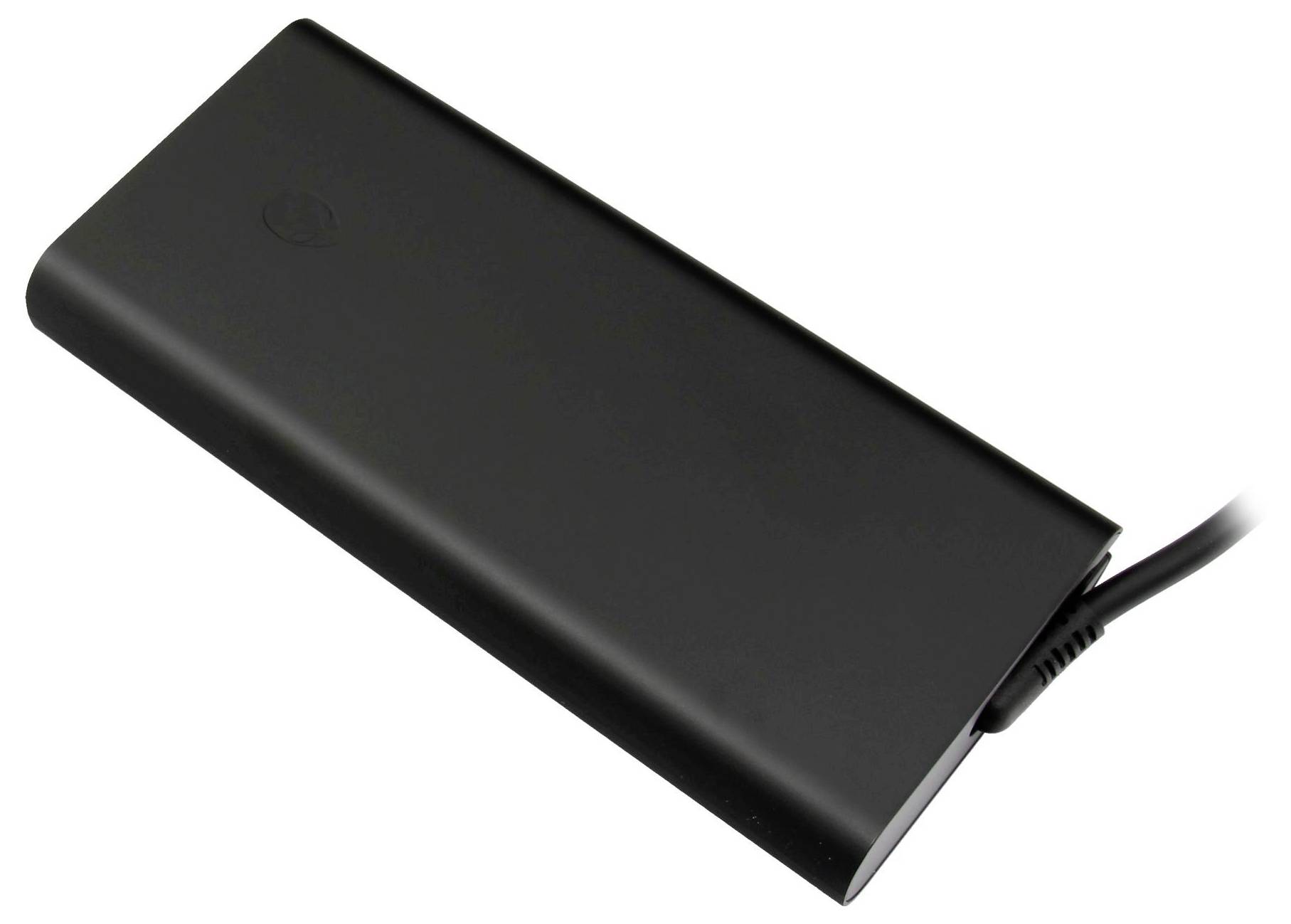 Et sort rektangulært eksternt batteripak med en tilsluttet opladningskabel, placeret på en hvid baggrund.