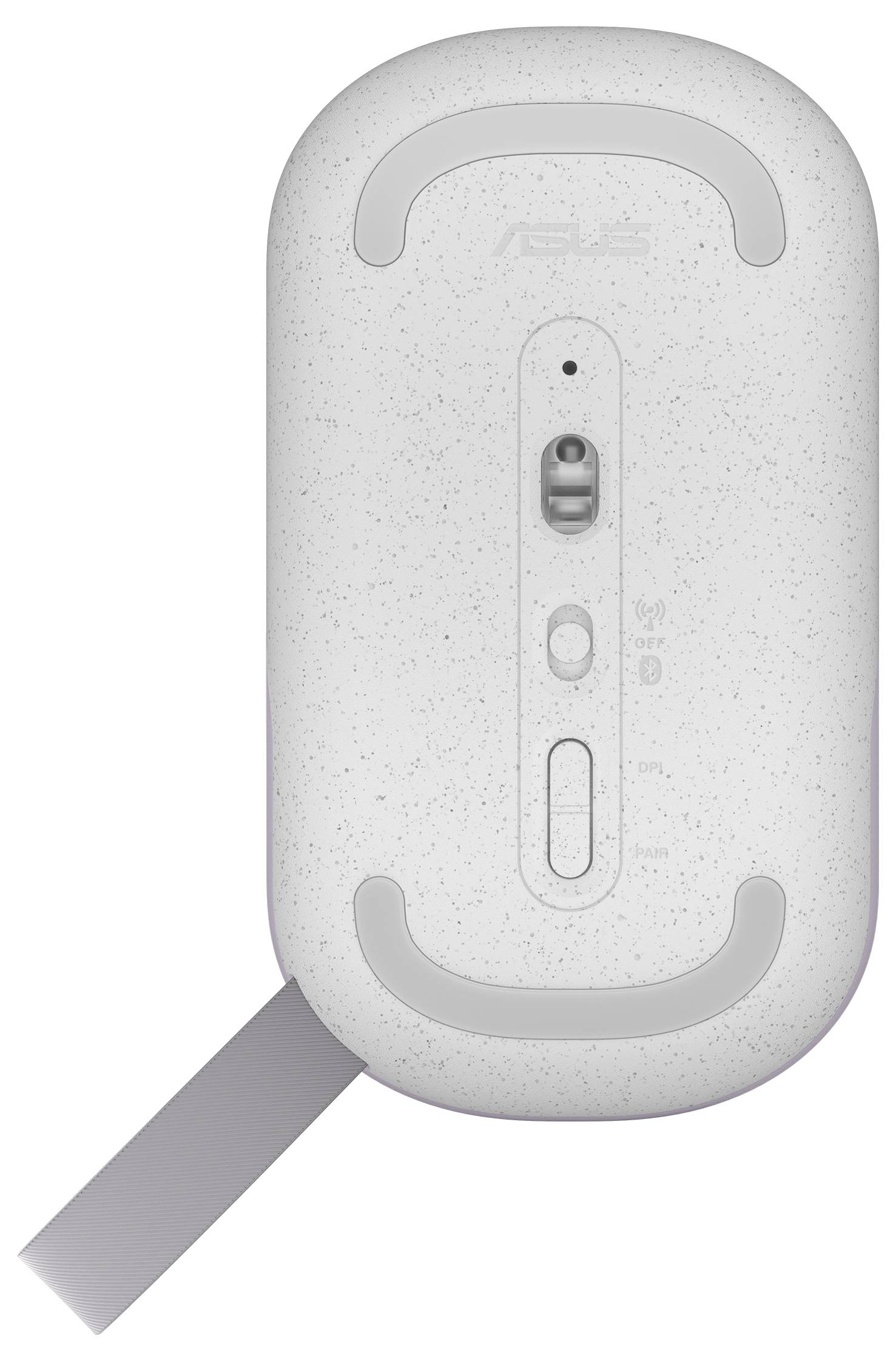 Billedet viser undersiden af en hvid computermuse med en plettet design. Synlige detaljer omfatter en kontakt, sensor og rem.