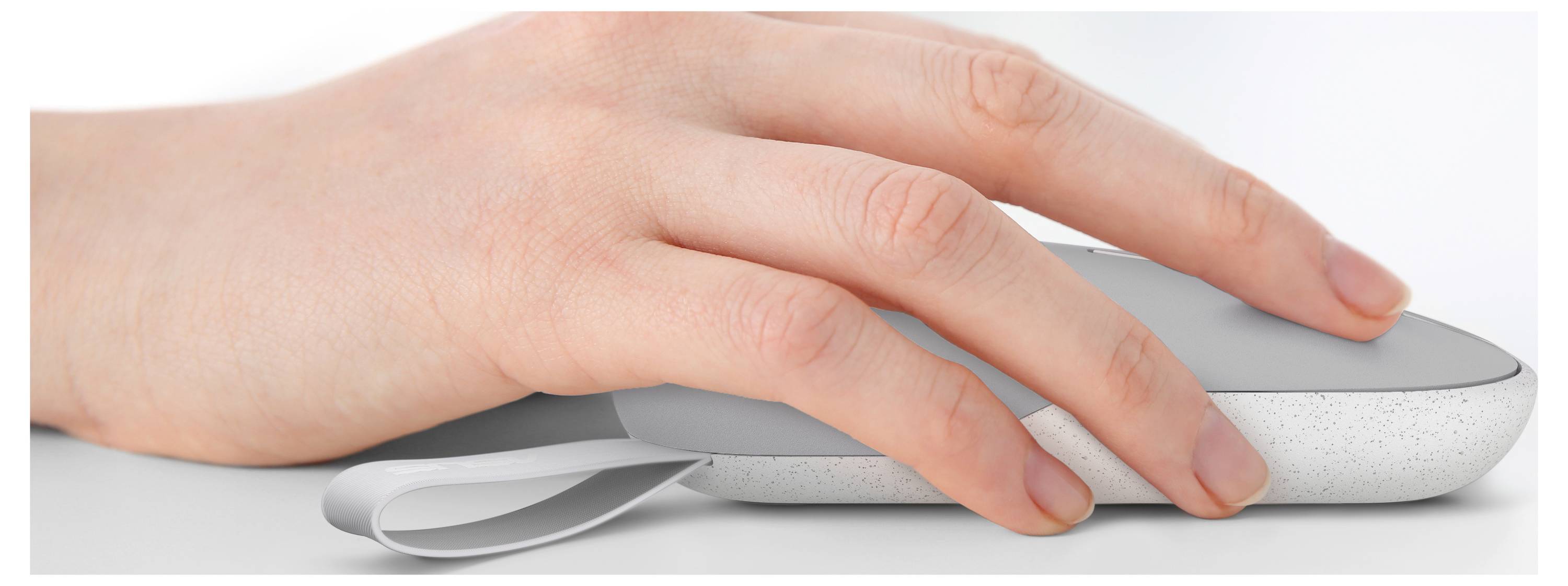 En hånd hviler blidt på en grå computermuse med en strop på en hvid overflade, hvilket antyder brugervenlighed og ergonomisk design.