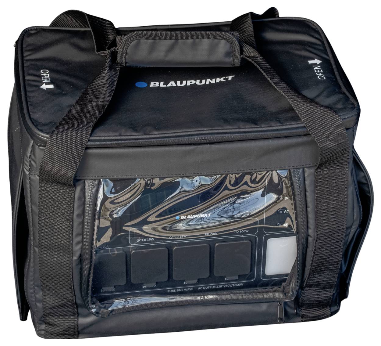 Sort Blaupunkt bærbar udstyrspose med skulderstropper og et klart frontvindue, der viser lagret elektronisk udstyr.