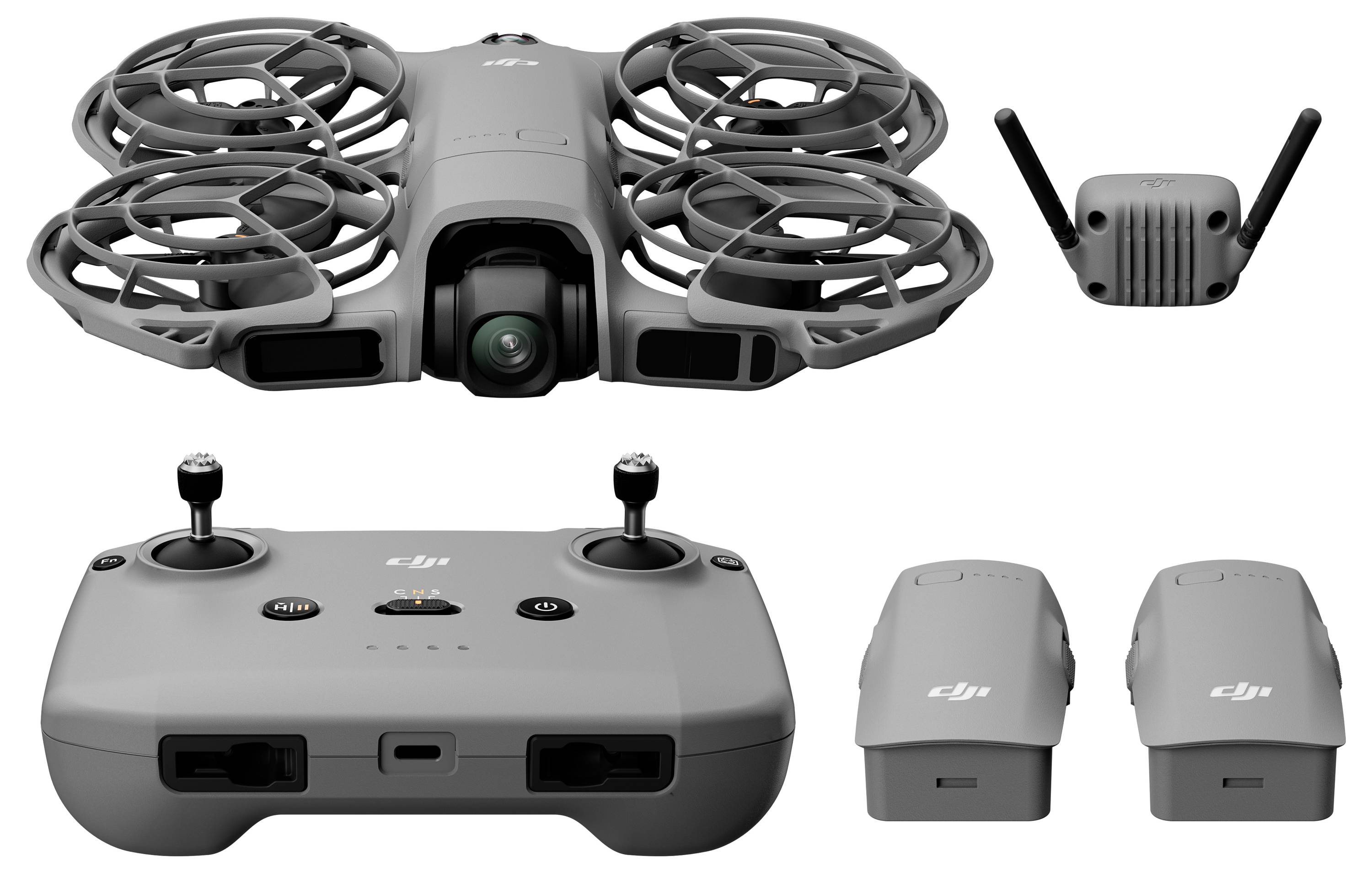 En kompakt drone med propelbeskyttere, fjernbetjening og to batterier. Designet antyder bærbarhed og brugervenlighed.