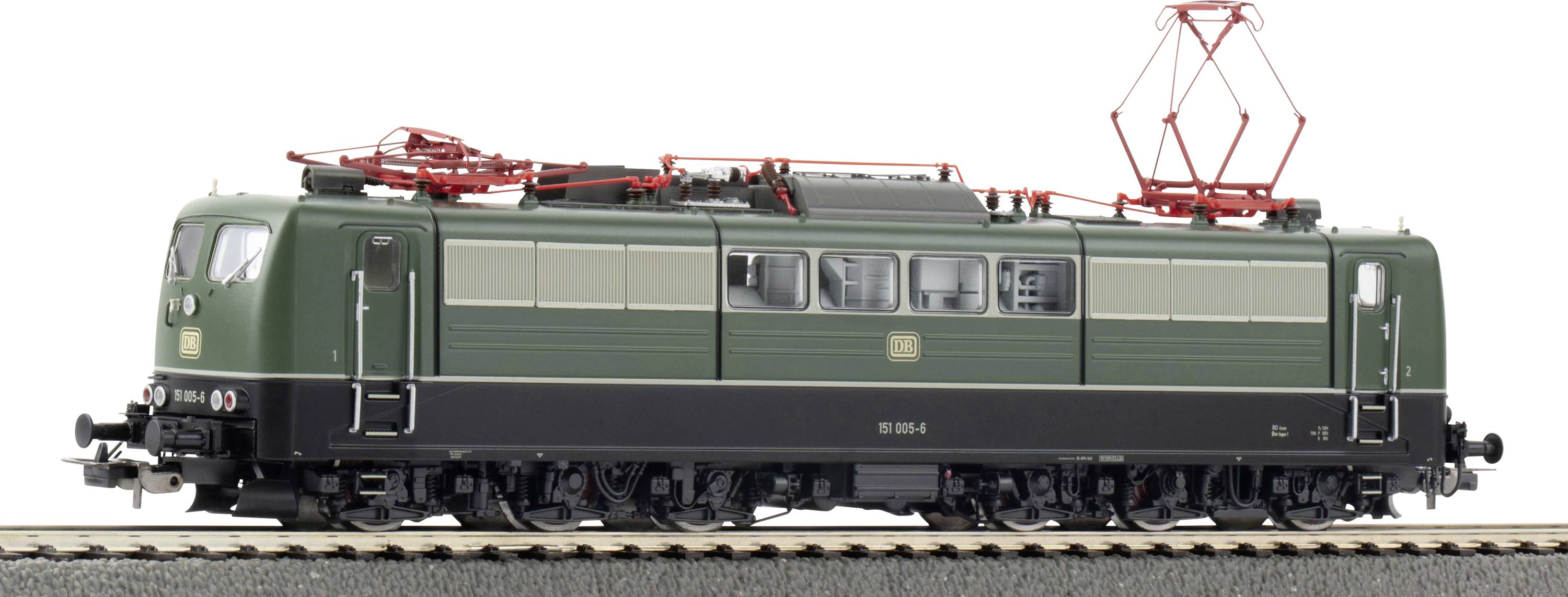 Grønt modeltogsmotor på skinner med rødt ledningsarbejde og sort base, med vinduer langs siden og røde overheadkoblinger.