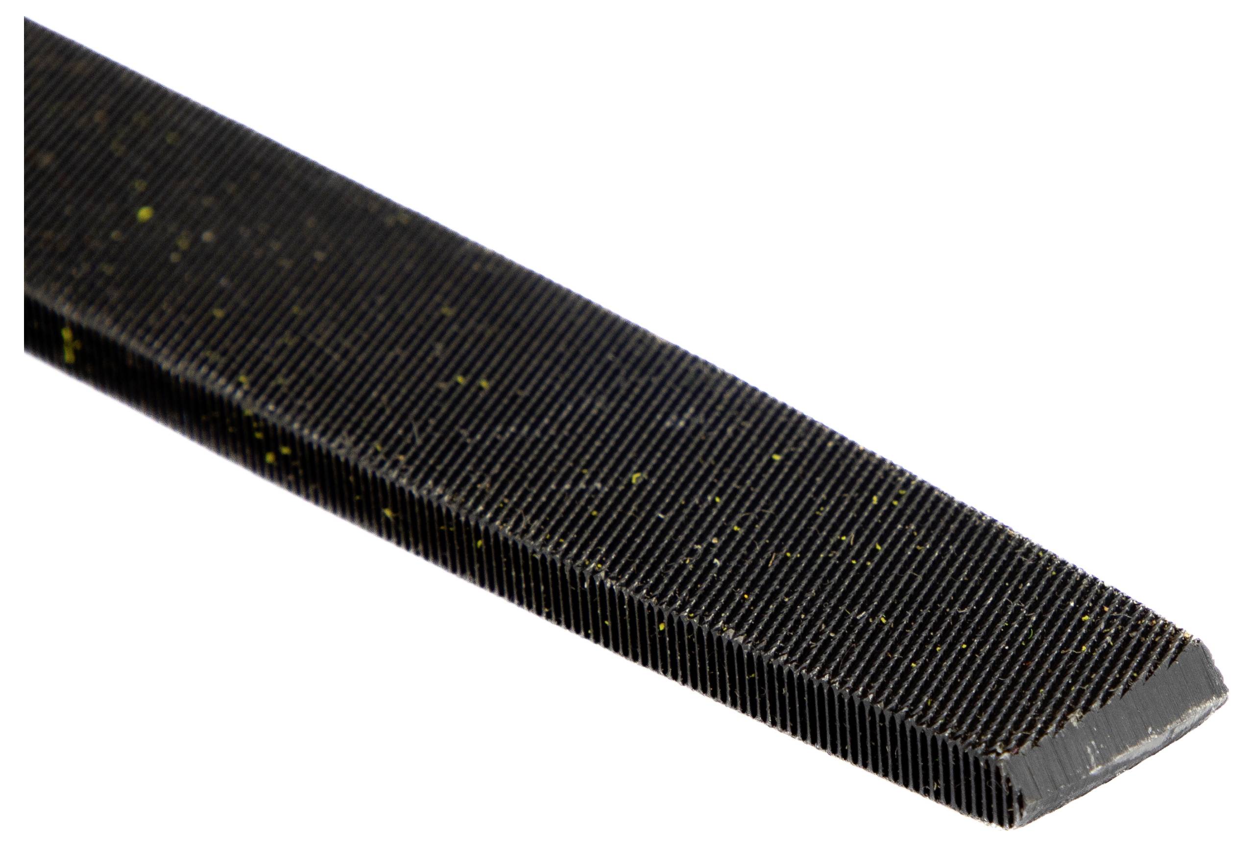 En nærbillede af savtakket kant på en sort metalfil, brugt til at glatte eller forme materialoverflader, med synlige teksturdetaljer.