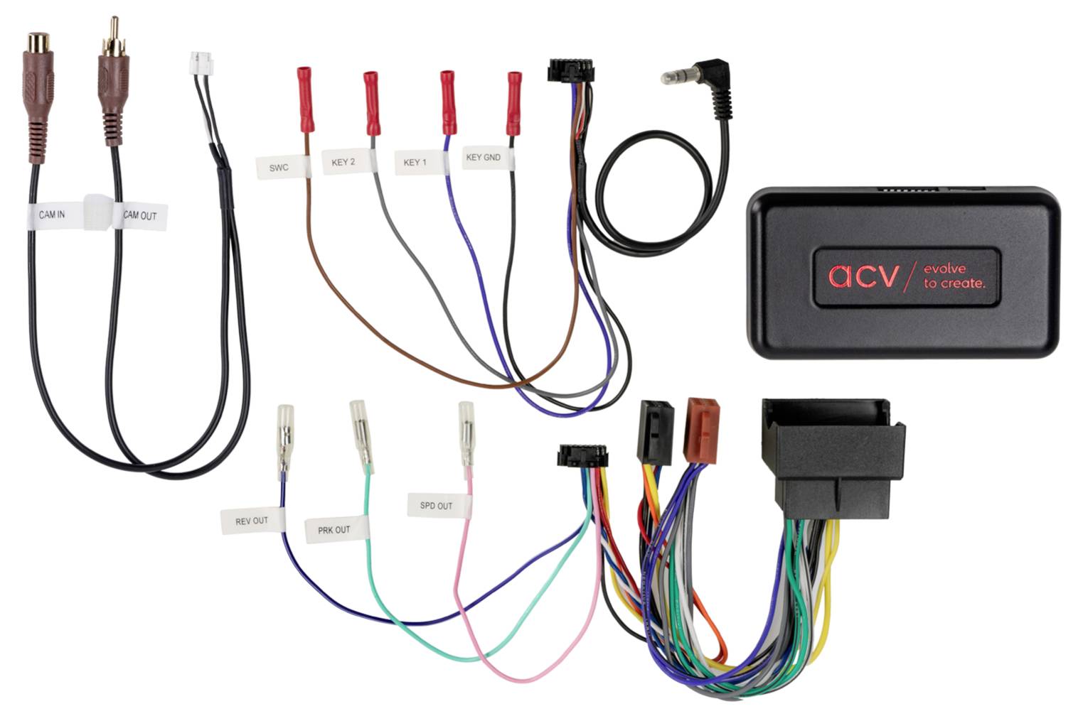 Ledningsharnesskitsystem med mærkede stik, røde og sorte strømledninger, diverse stikadaptere og en 'acv'-modulkasse til billydsystem-installation.