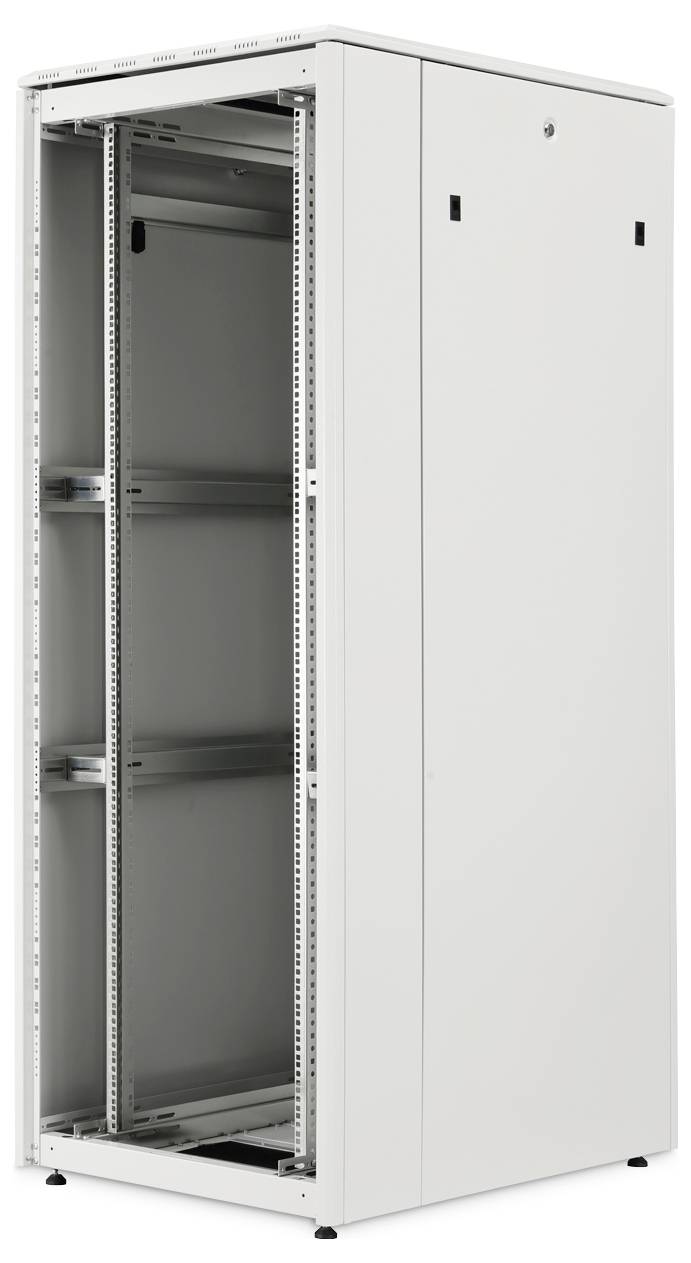 Et højt, tomt hvidt serverrack-kabinet med åben forside, der viser indre skinner og hylder til montering af elektronisk udstyr.