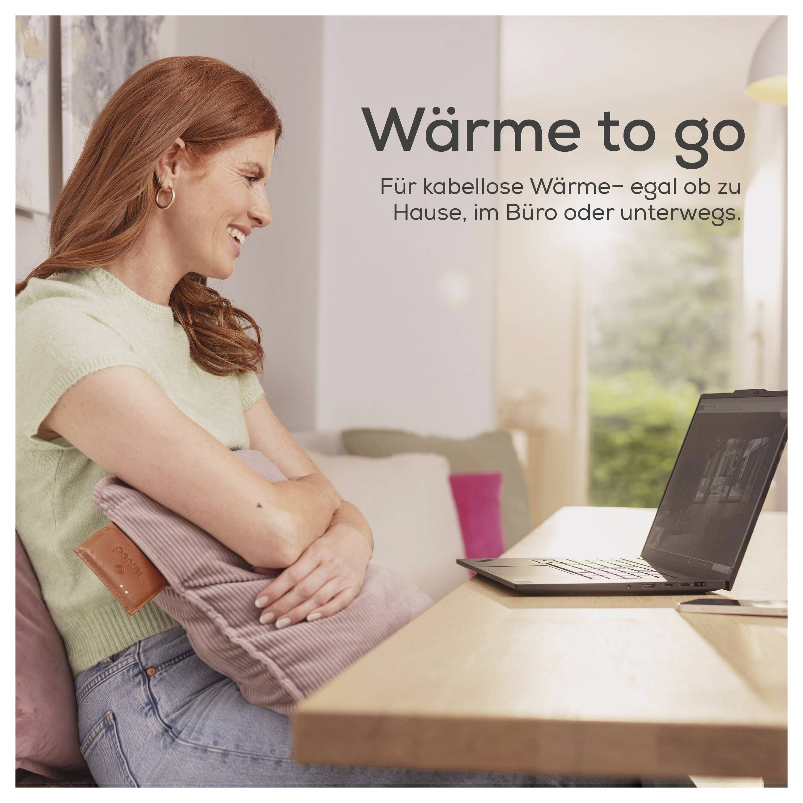 En kvinde, der sidder på en sofa, holder en pude og smiler til en bærbar computer på et bord. Teksten i billedet lyder "Wärme to go" og beskriver trådløs varme til forskellige miljøer.