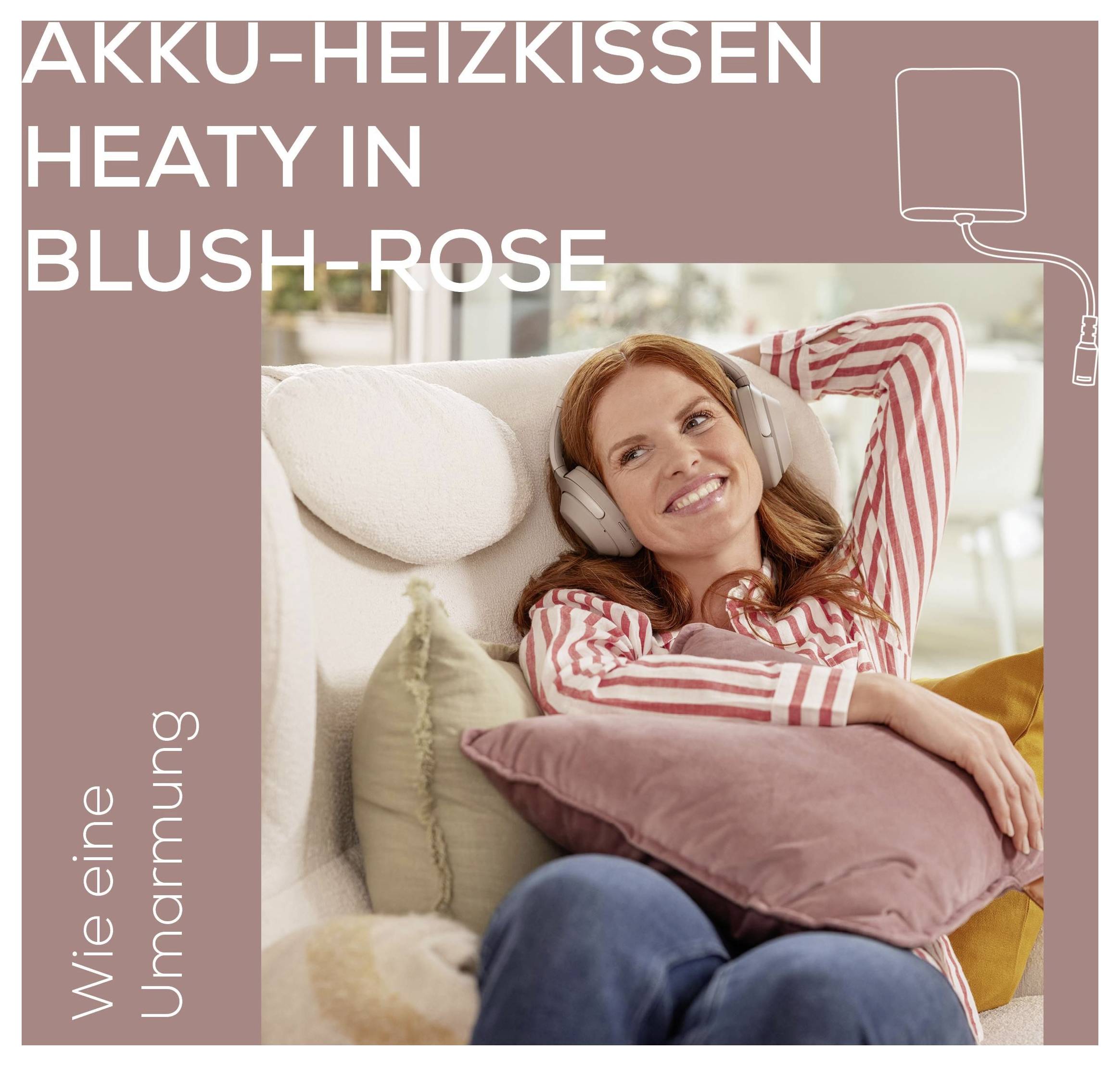 En kvinde med høretelefoner slapper af på en sofa og holder et pude. Teksten lyder "AKKU-VARMEPUDE HEATY I BLUSH-ROSE" og "Som et knus".