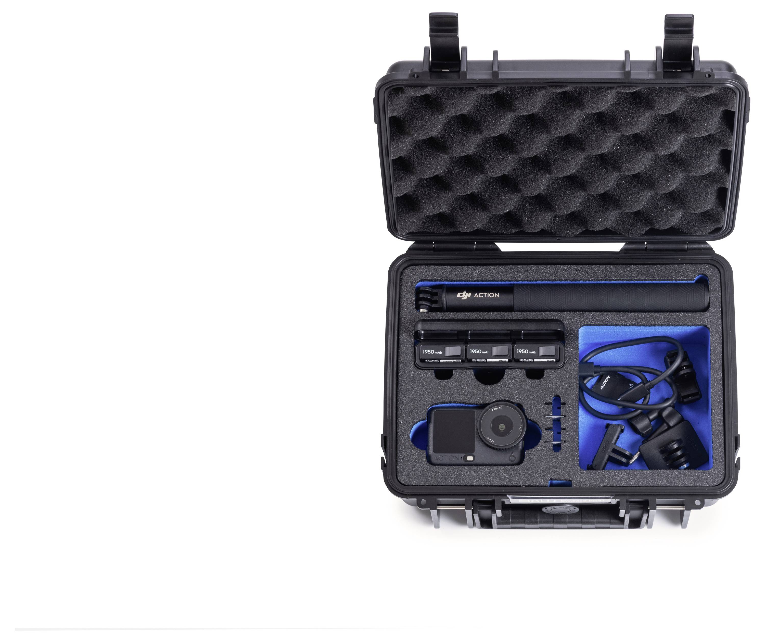 Kamerakasse med beskyttende skum holder et actionkamera, tre cylindriske tilbehørsdele og kabler, designet til sikker transport og opbevaring.