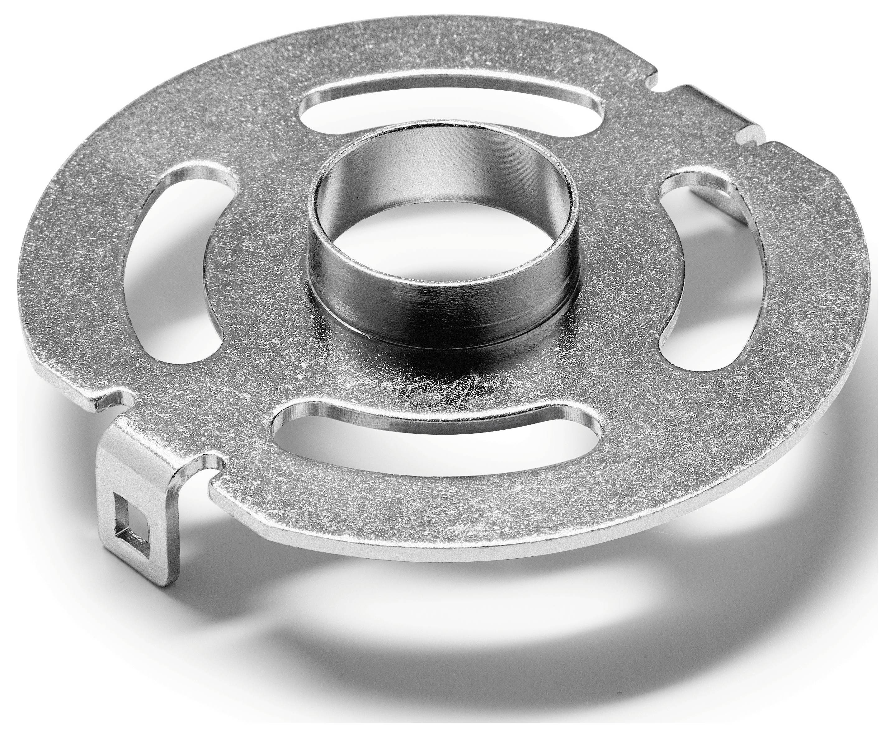 En rund metallisk beslag med en central cylindrisk åbning og tre længere udskæringer, designet til montering eller fastgørelse af komponenter.