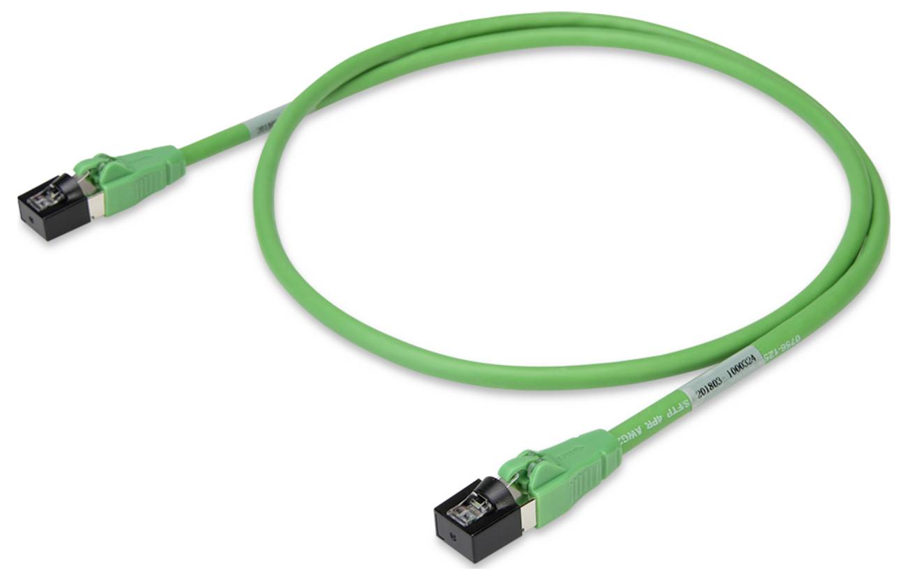 Et grønt Ethernet-kabel med sorte stik i begge ender, brugt til netværksforbindelser.