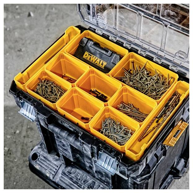 En rød åben plastikbeholder med etiketten "fischer" indeholder flere rør og plastiktilbehør, muligvis til bygge- eller reparationsarbejde.