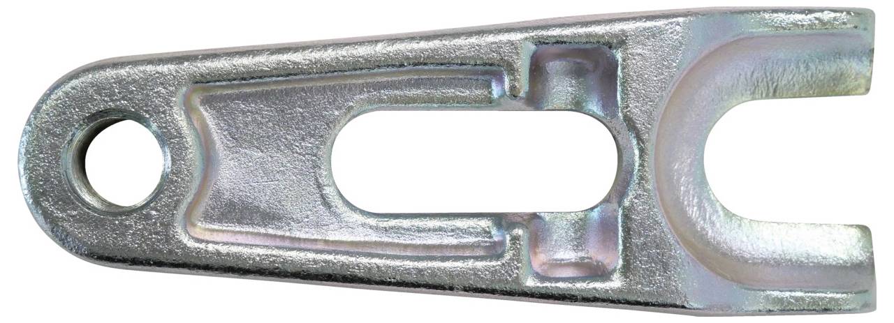 En metallisk gaffelformad beslag med et hul i den ene ende og en åben slot i midten, sandsynligvis brugt til industrielle eller mekaniske formål.