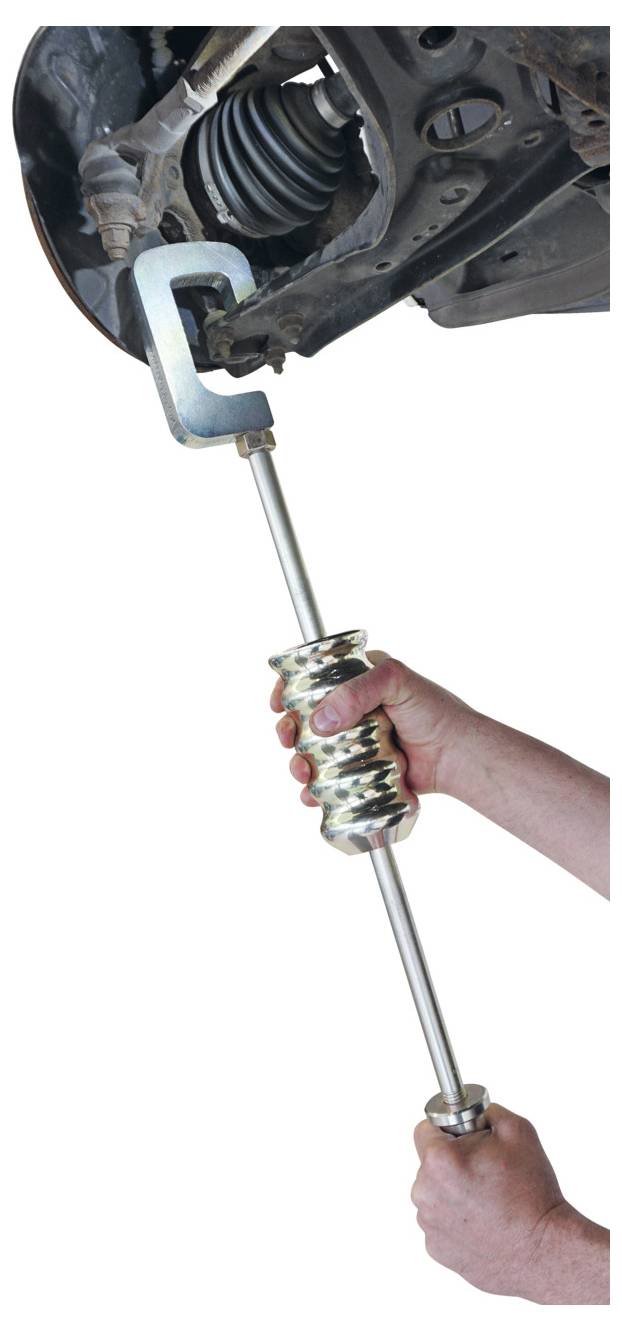 En person bruger et slide hammer-værktøj til at fjerne en ophængningskomponent fra bilens hjulsamling.