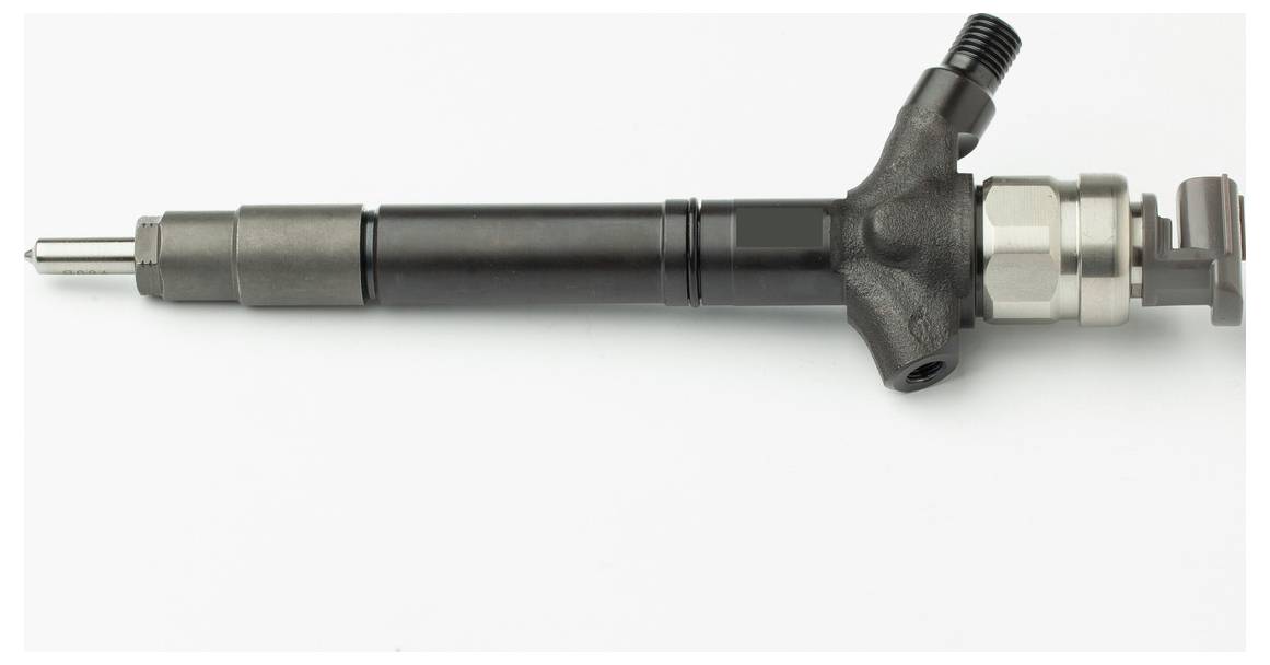 En dieselbrændstofinjektør, bestående af en slank metalcylinder med sort legeme og sølvfarvet spids, der bruges i motorer til regulering af brændstoflevering.