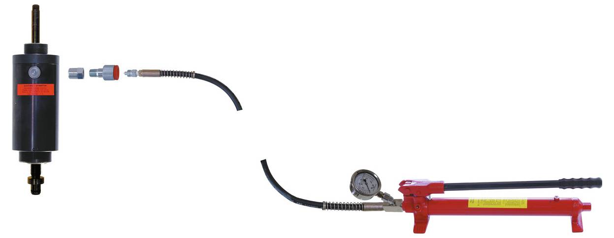 En hydraulisk pumpe på højre side er forbundet med en hydraulisk cylinder på venstre side via en slange, hvilket demonstrerer en simpel hydraulisk systemopsætning.