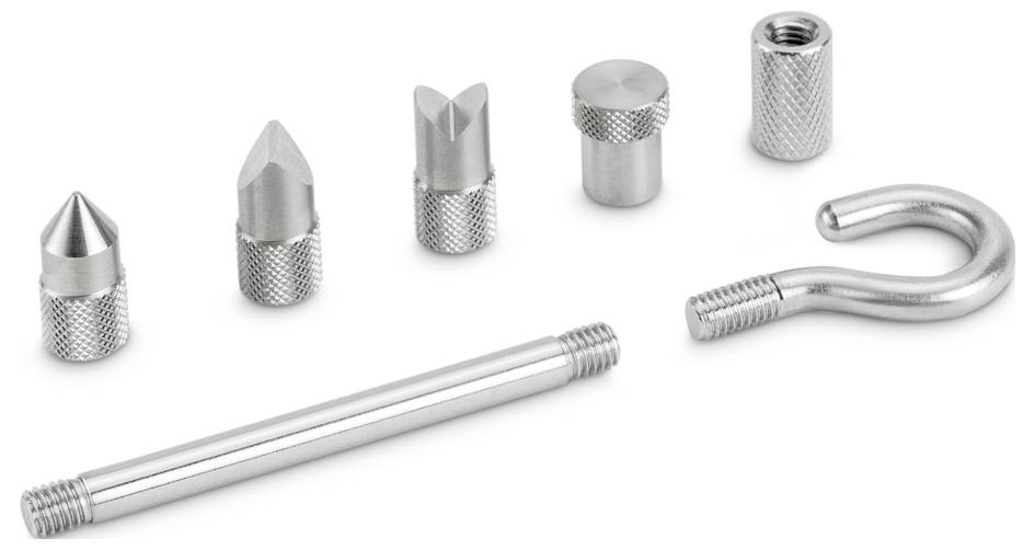 Et sæt med syv metalværktøjskomponenter, herunder forskelligt formede spidser, en stang med gevindede ender og en krog, udlagt på en hvid overflade.