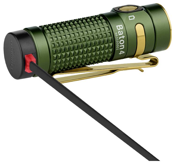 En grøn og guldfarvet kompakt lommelygte mærket "Baton 4" med et diamantmønstret greb er fastgjort til en batteripack med et kabel.