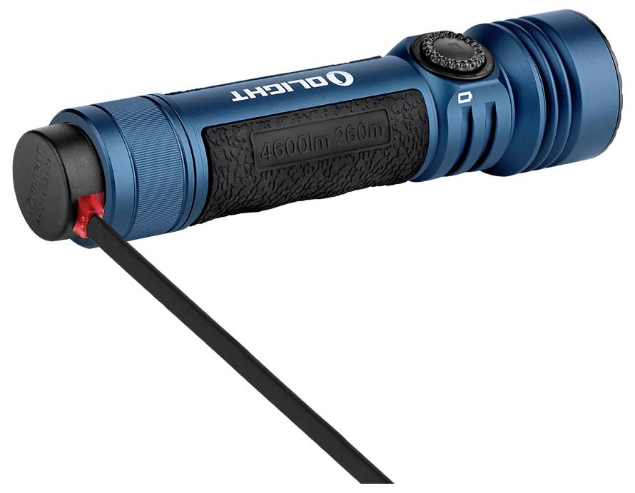 En blå og sort Olight lommelygte, der viser dens 4600 lumen og 650 meters stråleafstand, med et opladningskabel forbundet på bagsiden.