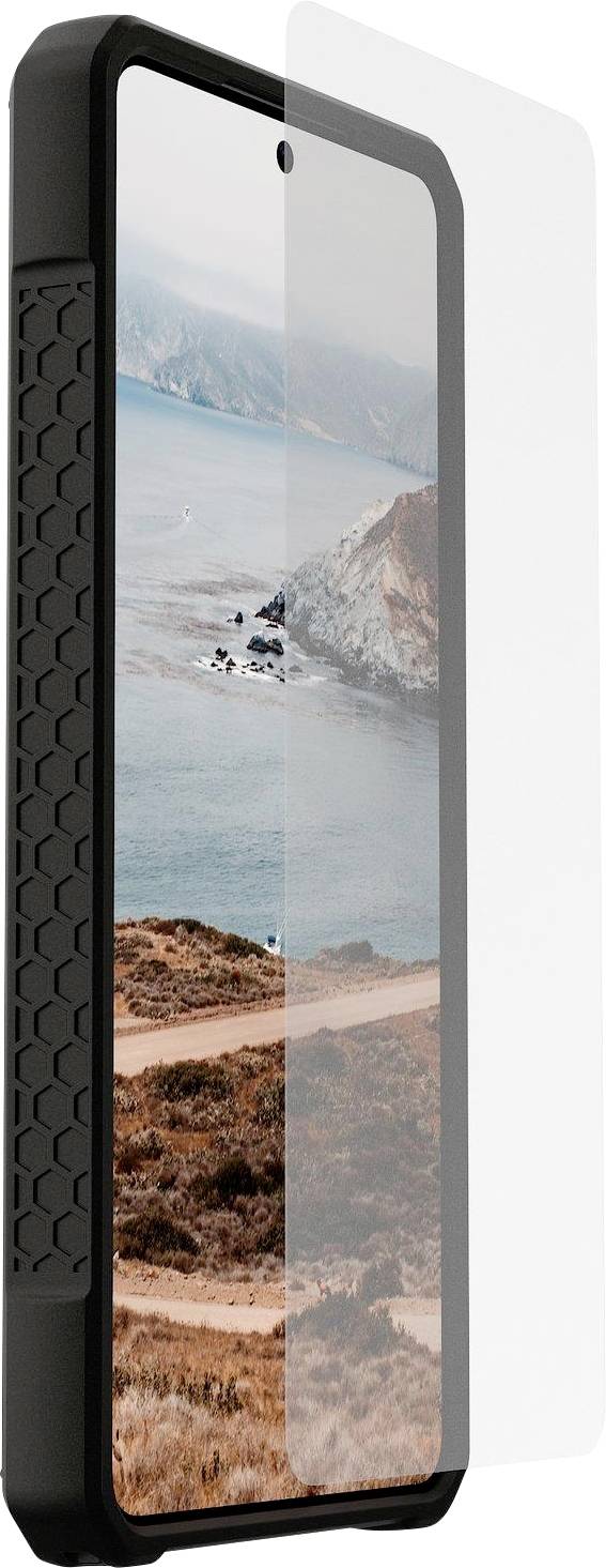 En smartphone med et robust sort etui viser et kystlandskab på sin skærm.