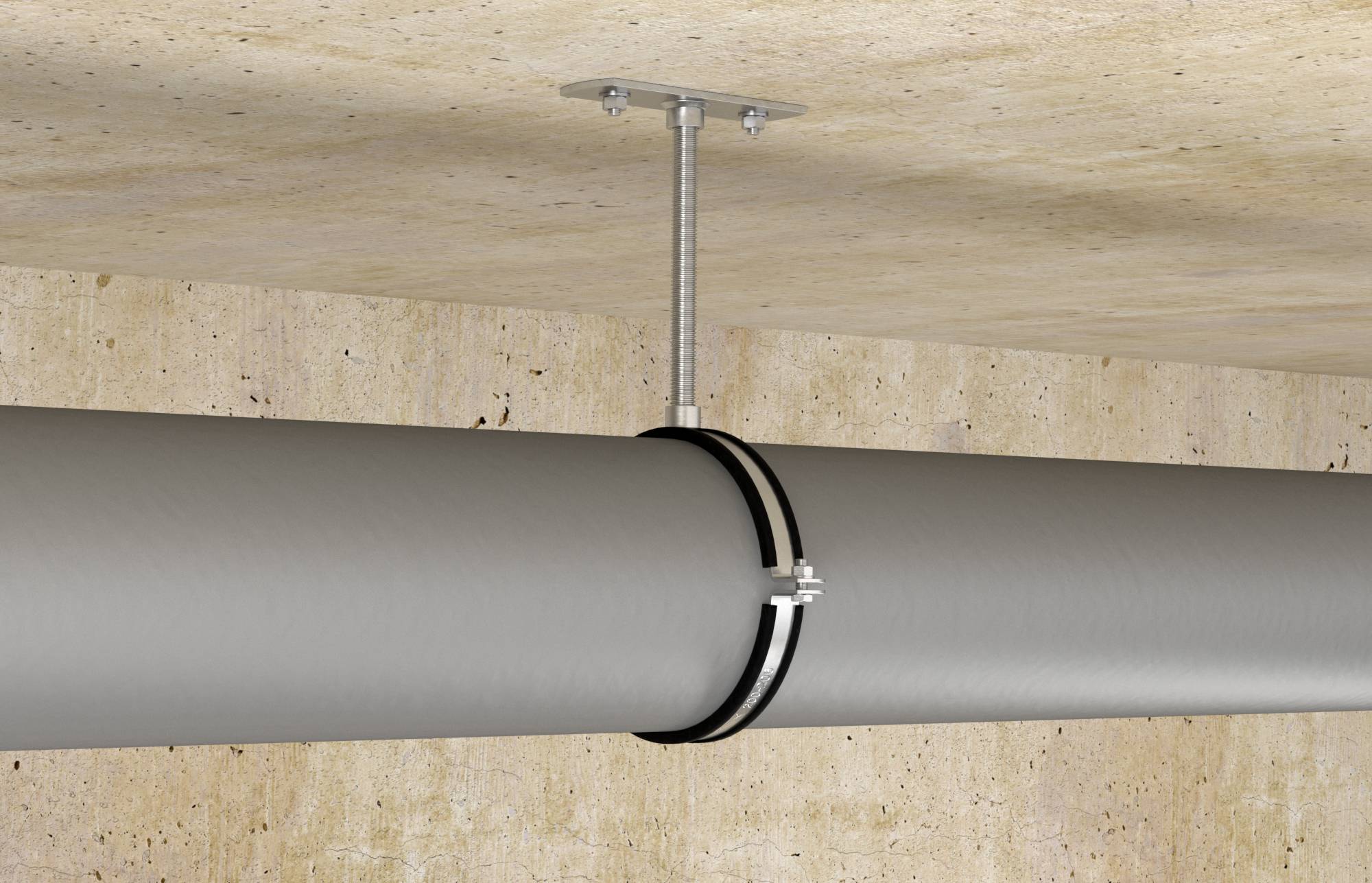 Stort grå rør fastgjort til et betonloft med en metalophæng og klemme.