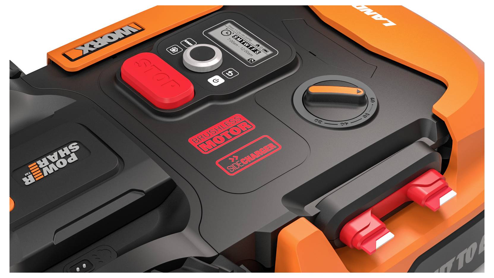 Nærbillede af en plæneklippers kontrolpanel med knapper og drejeknapper til betjening. Etiketterne "Power Share" og "Brushless Motor" er synlige.