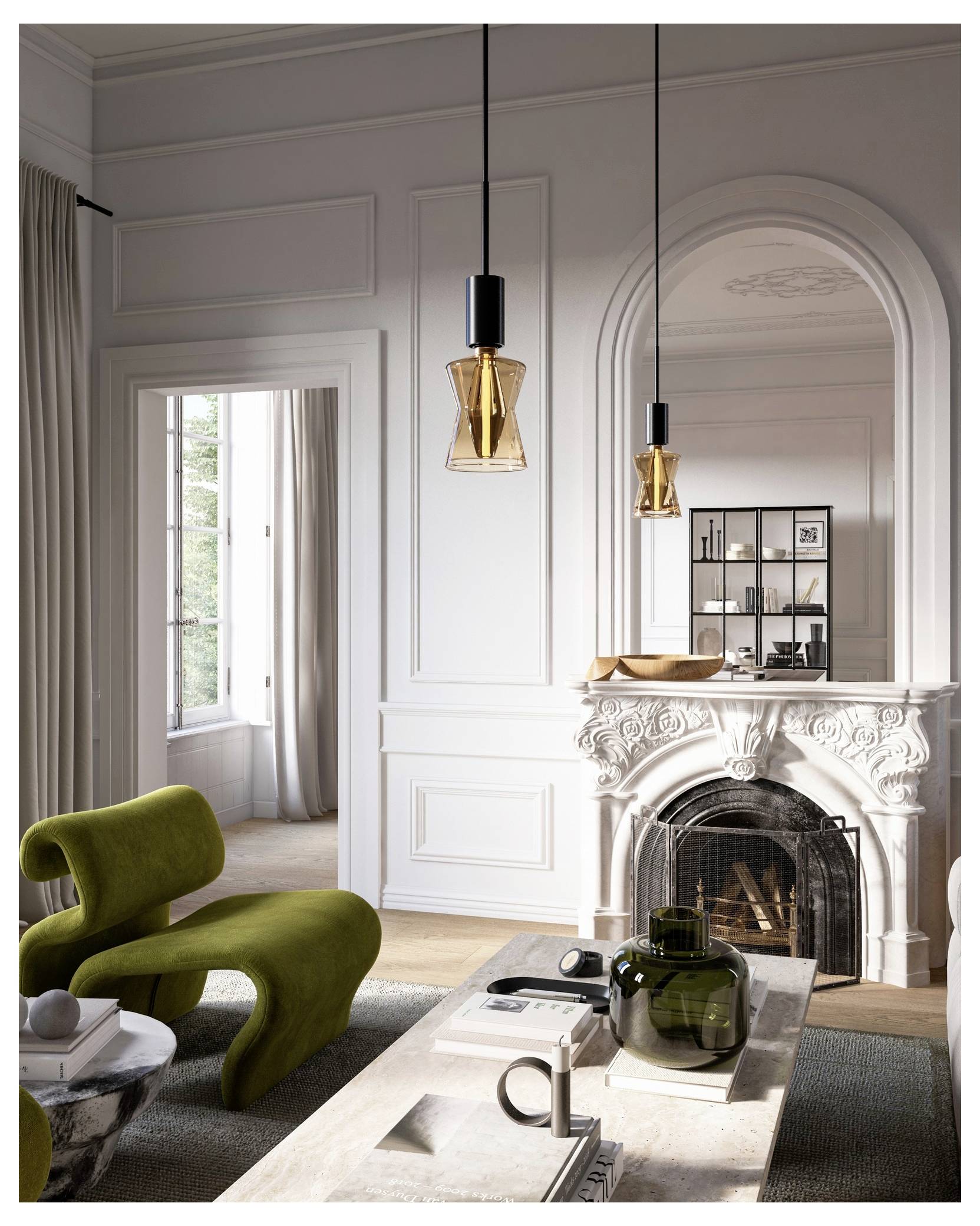Elegant stue med moderne grønne stole, en hvid ornamental pejs og store pendellamper. Sollys strømmer ind gennem et højt vindue.