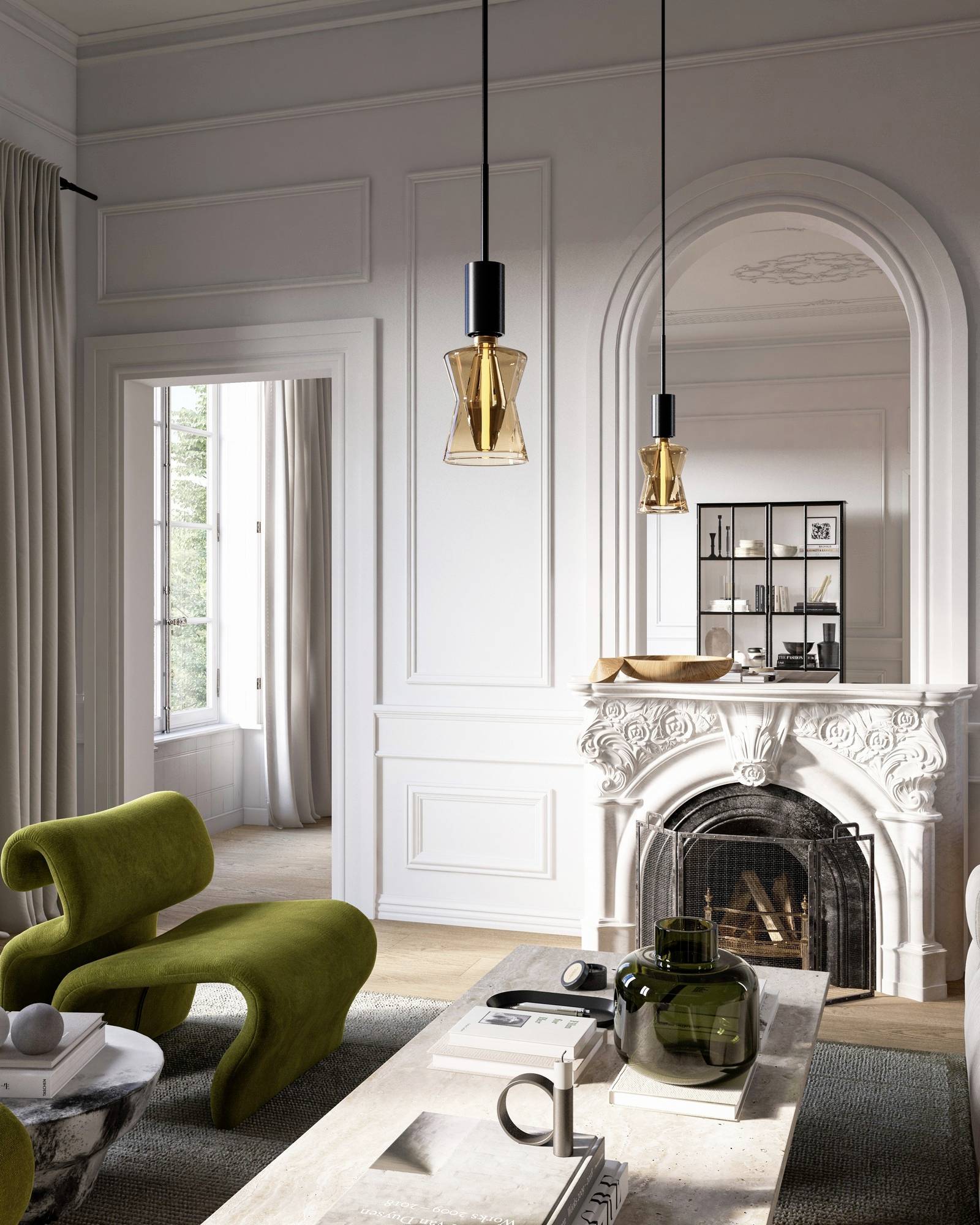 Et stilfuldt stuerum med en hvid dekorativ kamin, stort buet spejl ovenfor, olivengrønne stole, moderne hanginglamper og store vinduer.