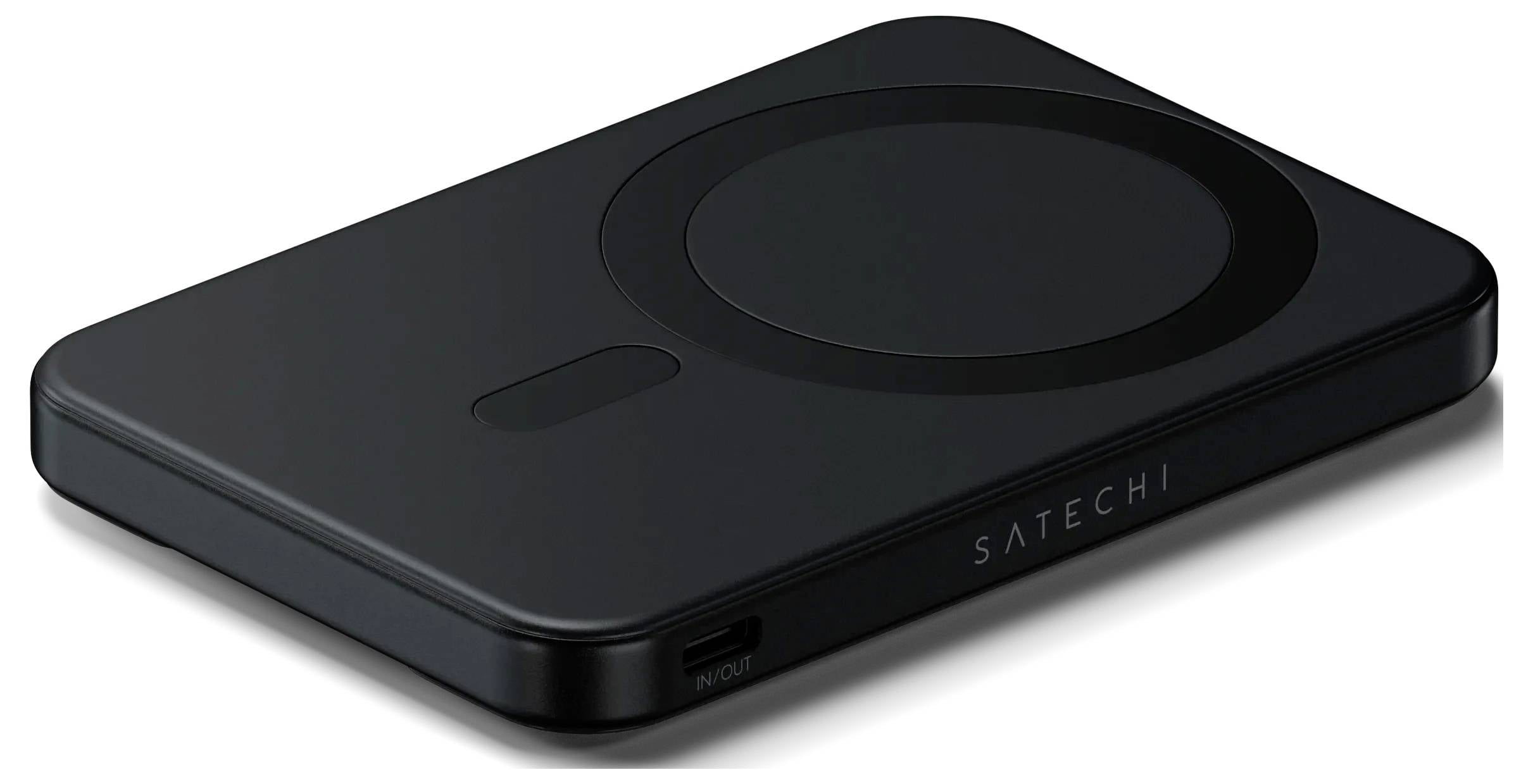 En smartphone er støttet op af et sort foldebart stativ, som fremhæver det tredobbelte kameraobjektiv og det elegante design.