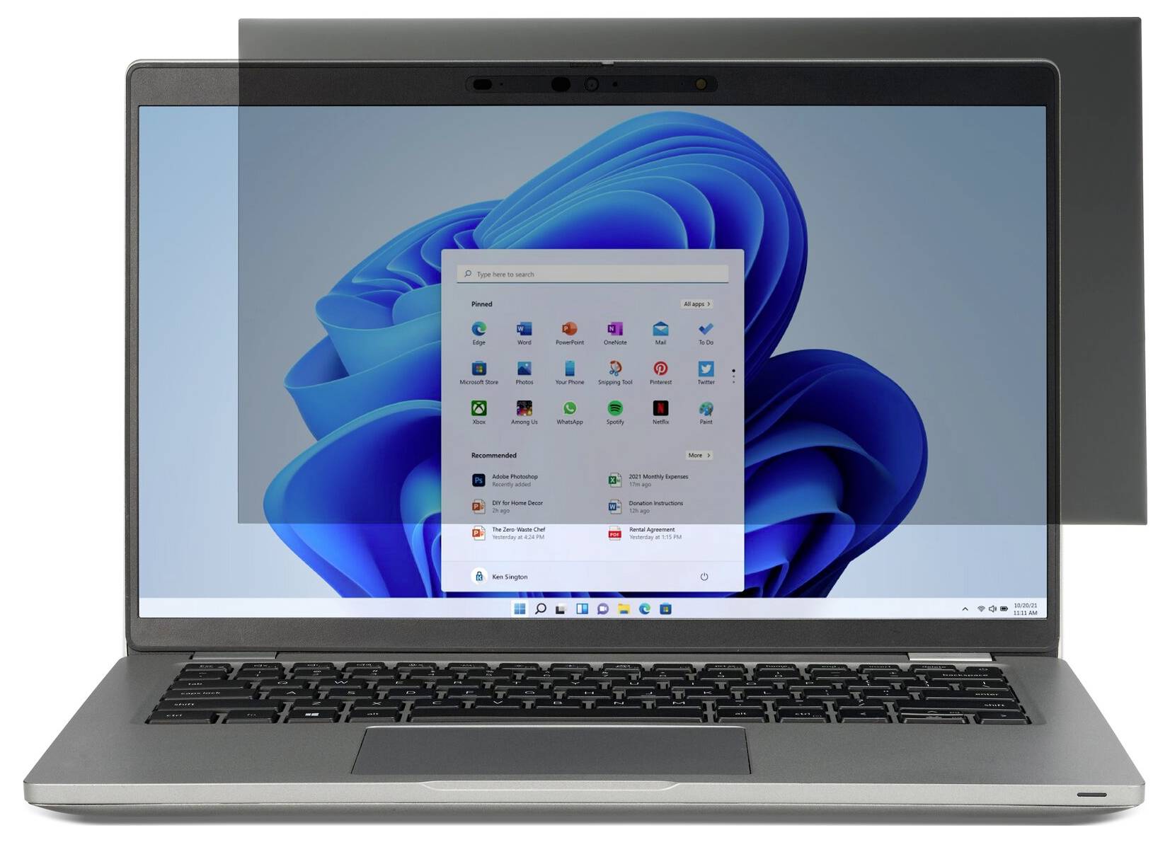 En bærbar computerskærm viser Windows 11-startmenuen med forskellige app-ikoner, indstillet mod Windows 11-standardbaggrunden med blå bølger.