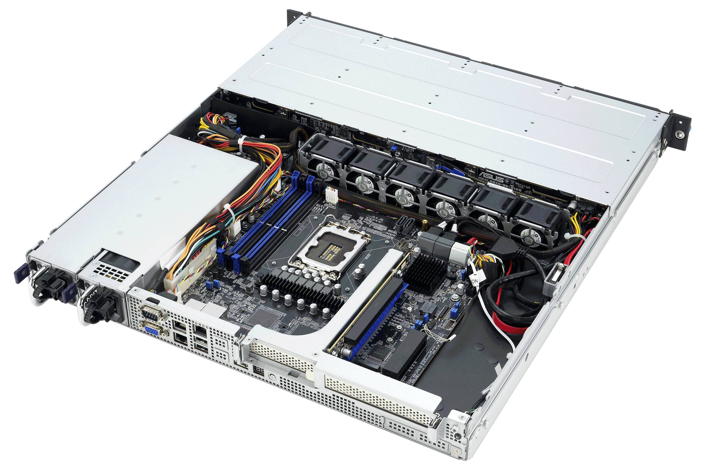 Åbent serverracks viser interne komponenter, herunder bundkort, processor, RAM, kølingsventilatorer og strømforsyningsforbindelser.