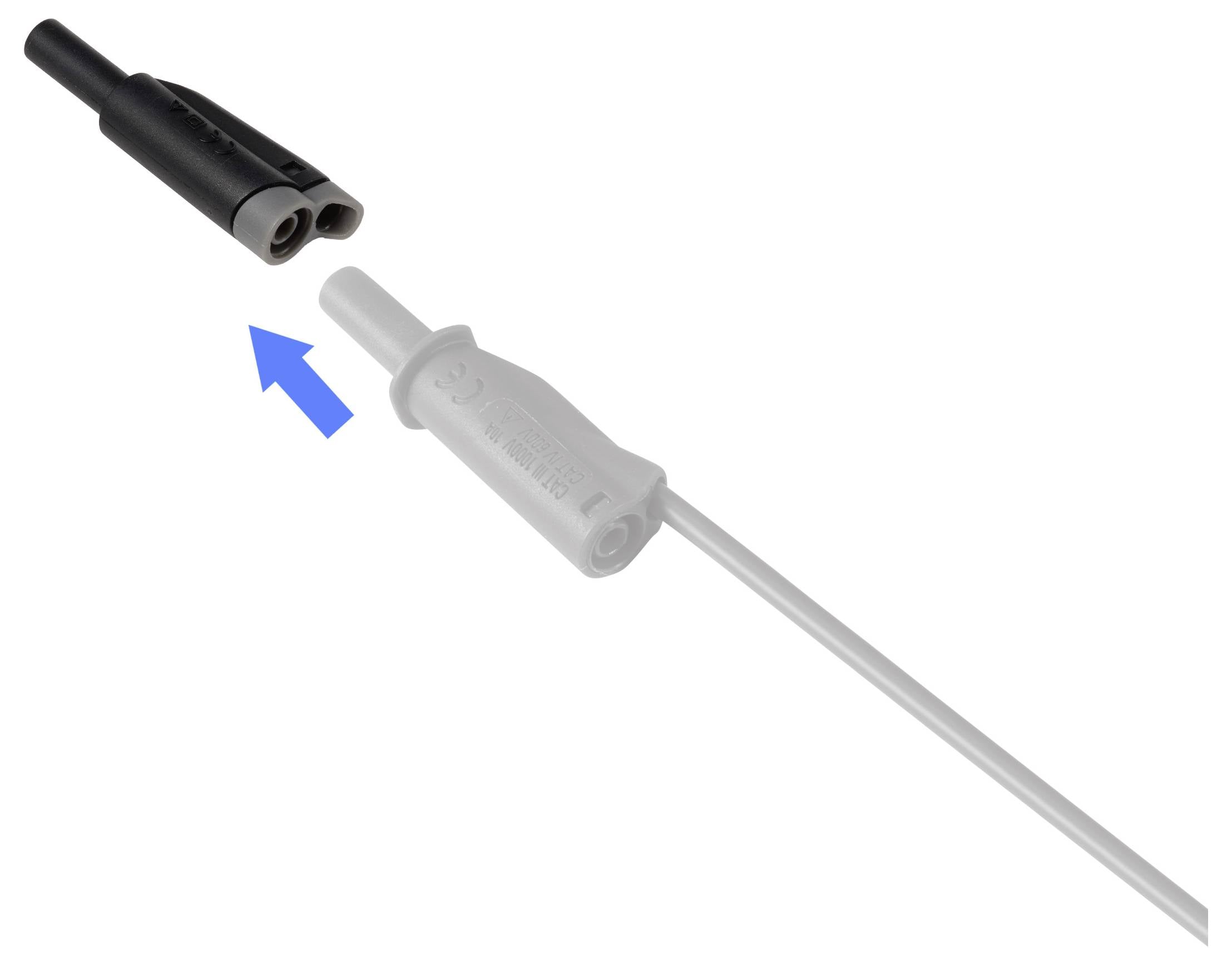 Nærbillede af en to-stiftet elektrisk stik, der bliver sat i en tilsvarende stikkontakt på et grået kabel, angivet med en blå pil.