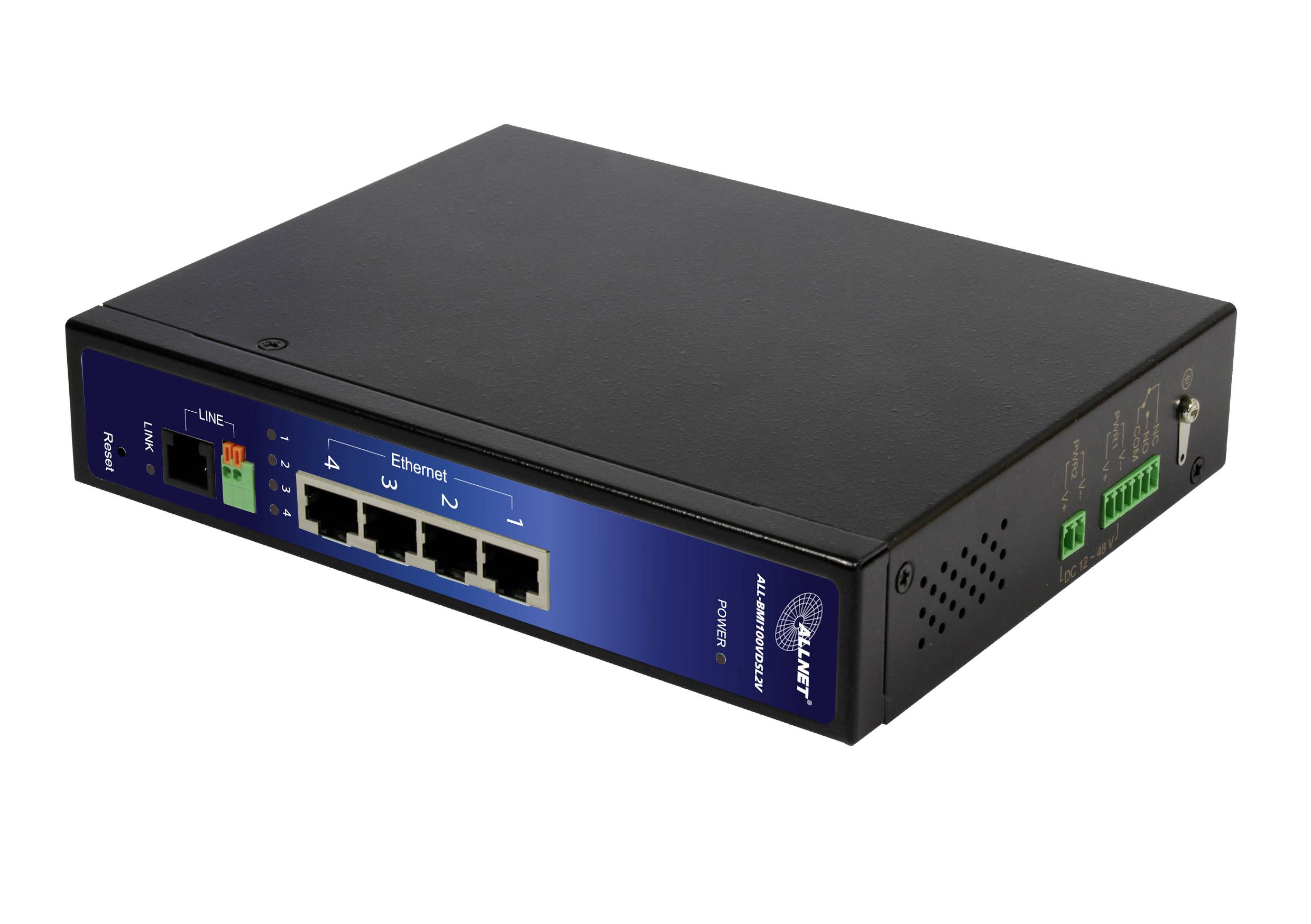 En sort netværksswitch med fire Ethernet-porte, to små indikatorlys og strøminput på siden, brugt til at forbinde enheder.