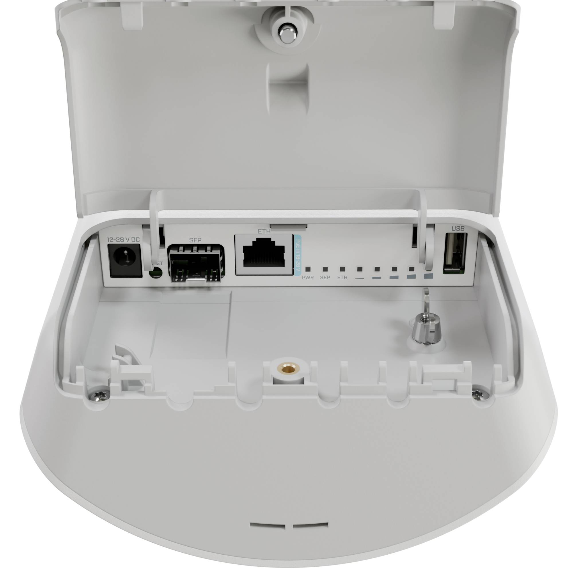 Billedet viser det åbne bagpanel på en enhed, som afslører porte til strøm, Ethernet og USB, der bruges til netværksforbindelse og strøminput.