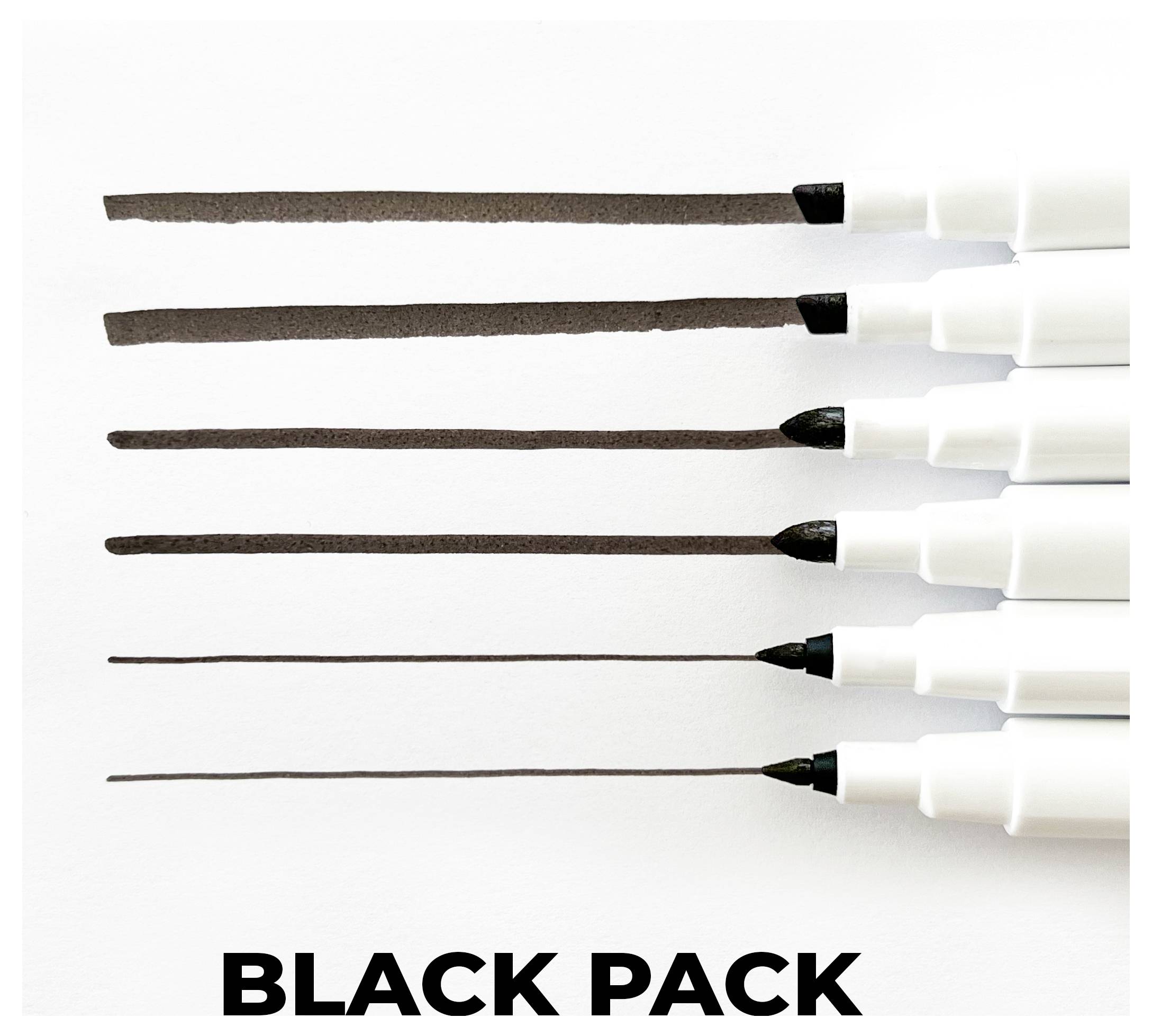Seks sorte markører med varierende spidsestørrelser skaber linjer fra tykke til tynde på hvidt papir, med teksten 'BLACK PACK' nedenunder.