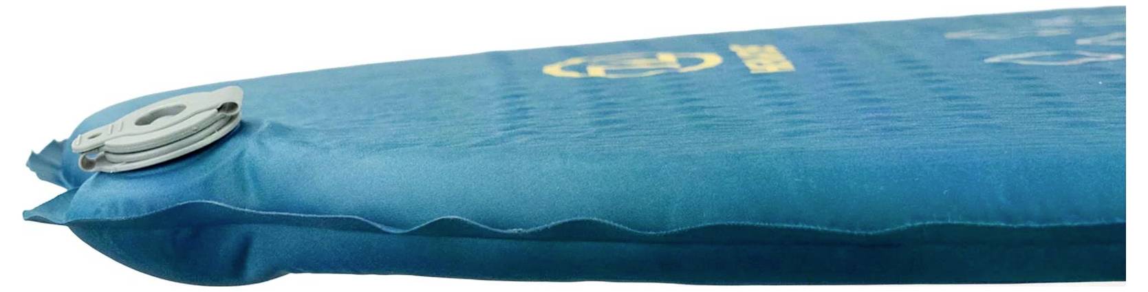 Sidevisning af en blå oppustelig sovemat med en rund ventil på venstre side, som viser dens tykkelse og bølgeformede tekstur.