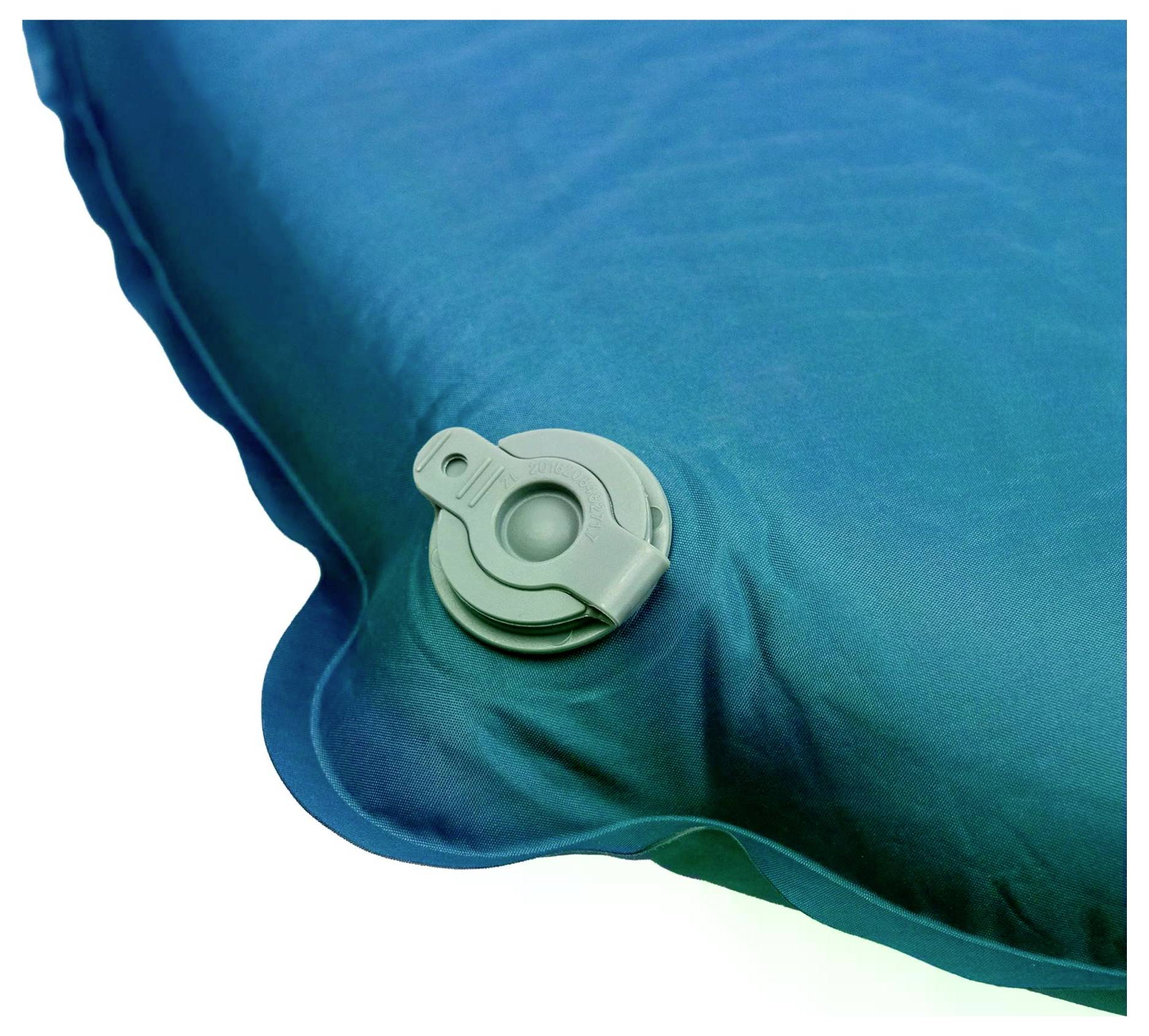 Et nærbillede af en blå oppustelig pude med en lukket luftventil på siden, der viser teksturen og materialet.