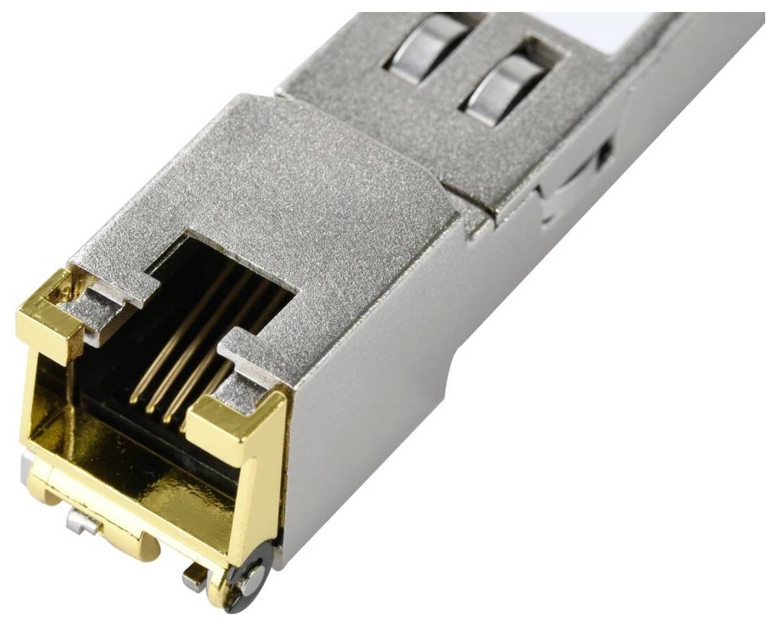 Nærbillede af en metal SFP-netværkstransceivermodulstik med en forgyldt port på en hvid baggrund.