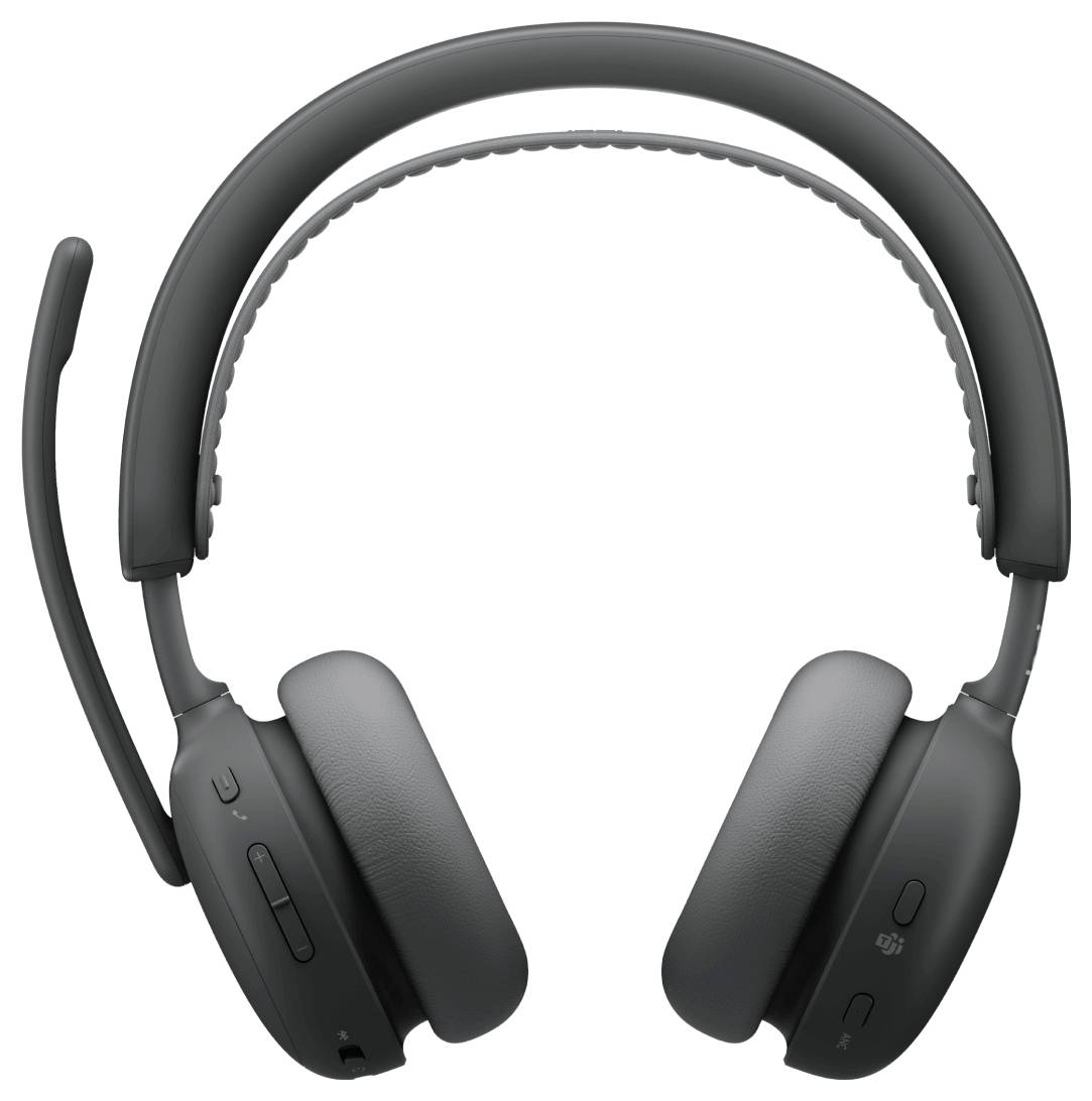 Sort trådløs on-ear headset med polstret ørekupper og boom-mikrofon, vist forfra på hvid baggrund.