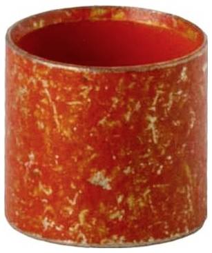 En orange, cylindrisk beholder med en struktureret overflade.