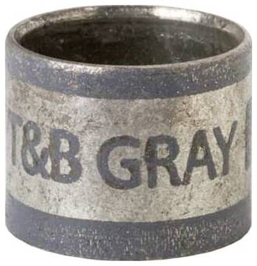En metallisk ring med teksten 'T&B GRAY'.
